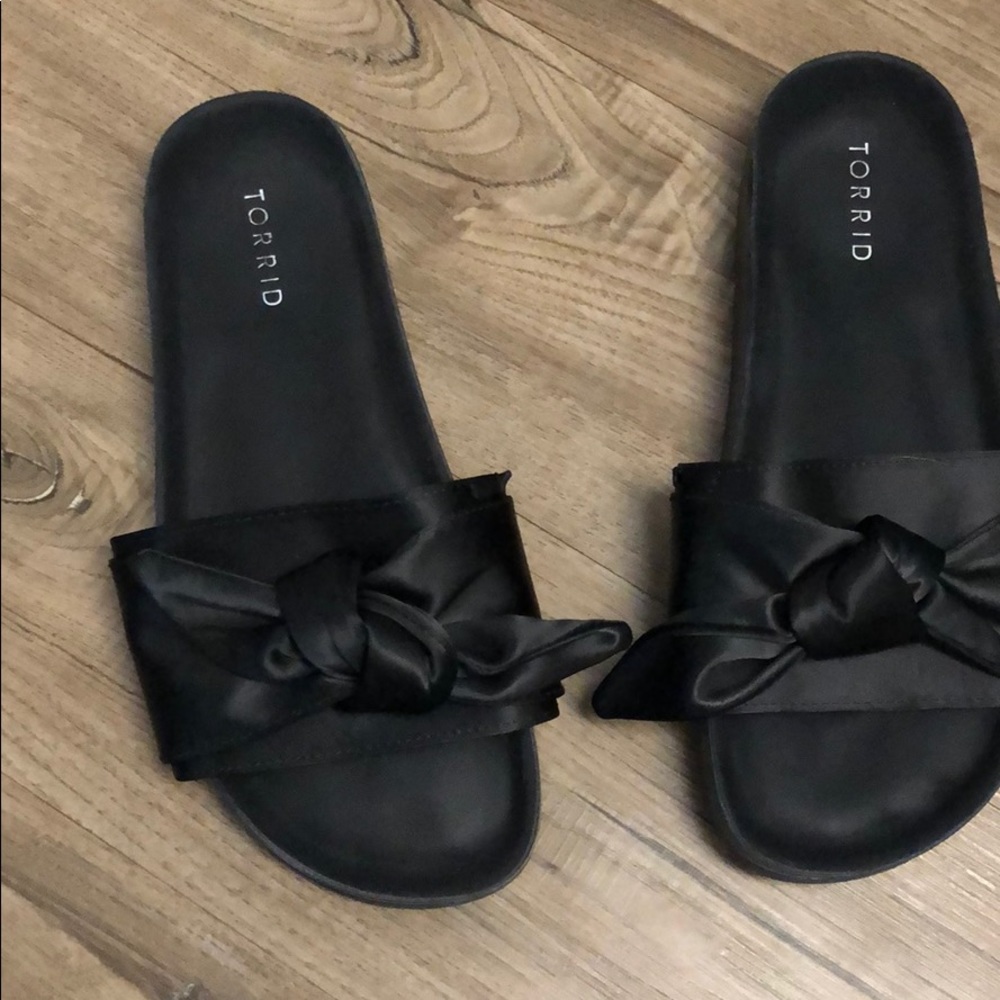 Torrid black bow slides size 7.5W